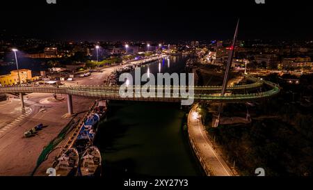 Pescara 2024. Blick aus der Vogelperspektive auf Ponte del Mare, eine Brücke, die die beiden Ufer des Pescara River verbindet. Die 2009 eingeweihte Brücke kann nur cr sein Stockfoto