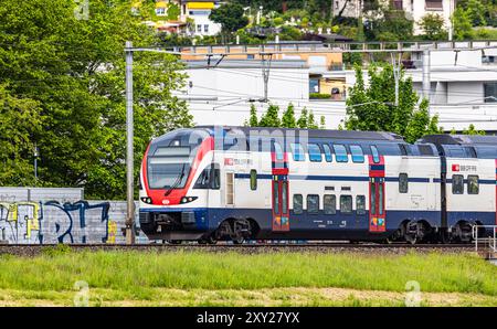 Bassersdorf, Schweiz, 4. Mai 2024: Ein Regio Dosto (SBB Rabe 511) fährt durch den Bahnhof Bassersdorf. (Foto: Andreas Haas/dieBildmanufaktu Stockfoto