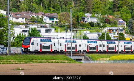 Bassersdorf, Schweiz, 4. Mai 2024: Ein IR-Dosto (SBB Rabe 512) fährt durch den Bahnhof Bassersdorf. (Foto: Jonas Philippe/dieBildmanufaktu Stockfoto