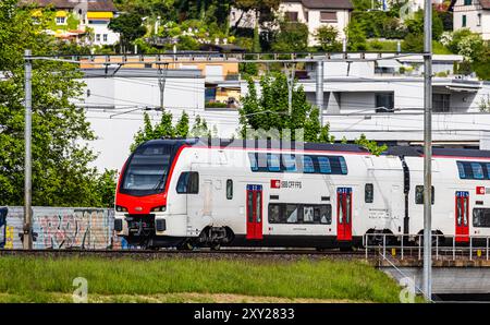 Bassersdorf, Schweiz, 4. Mai 2024: Ein IR-Dosto (SBB Rabe 512) fährt durch den Bahnhof Bassersdorf. (Foto: Andreas Haas/dieBildmanufaktur) Stockfoto