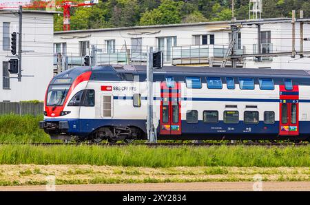 Bassersdorf, Schweiz, 4. Mai 2024: Ein Regio Dosto (SBB Rabe 511) fährt durch den Bahnhof Bassersdorf. (Foto: Andreas Haas/dieBildmanufaktu Stockfoto