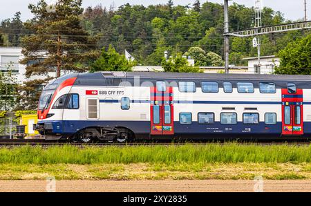 Bassersdorf, Schweiz, 4. Mai 2024: Ein Regio Dosto (SBB Rabe 511) fährt durch den Bahnhof Bassersdorf. (Foto: Andreas Haas/dieBildmanufaktu Stockfoto