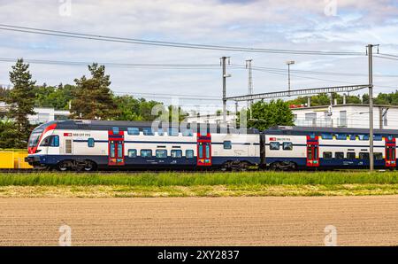 Bassersdorf, Schweiz, 4. Mai 2024: Ein Regio Dosto (SBB Rabe 511) fährt durch den Bahnhof Bassersdorf. (Foto: Jonas Philippe/dieBildmanufak Stockfoto