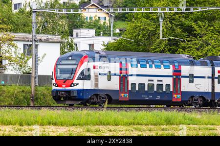 Bassersdorf, Schweiz, 4. Mai 2024: Ein Regio Dosto (SBB Rabe 511) fährt durch den Bahnhof Bassersdorf. (Foto: Andreas Haas/dieBildmanufaktu Stockfoto