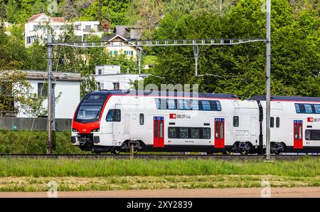 Bassersdorf, Schweiz, 4. Mai 2024: Ein IR-Dosto (SBB Rabe 512) fährt durch den Bahnhof Bassersdorf. (Foto: Andreas Haas/dieBildmanufaktur) Stockfoto