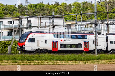 Bassersdorf, Schweiz, 4. Mai 2024: Ein IR-Dosto (SBB Rabe 512) fährt durch den Bahnhof Bassersdorf. (Foto: Andreas Haas/dieBildmanufaktur) Stockfoto