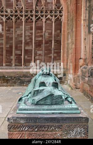 Ehemalige Statue des Bischofs von Worcester in der Old Coventry Cathedral Stockfoto