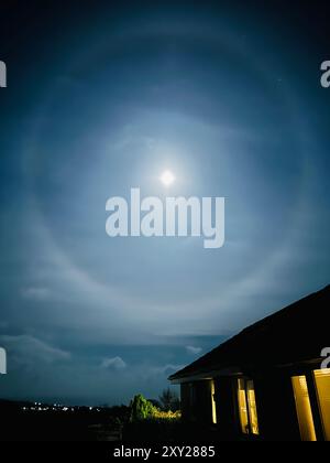 Ein riesiger Mondkreis-Halo, der den Neumond über der Isle of man umgibt Stockfoto