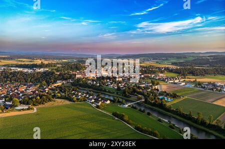 Andelfingen, Schweiz, 21. Juli 2024: Die Bezirkshauptstadt Andelfingen in der Abenddämmerung. Vor ihm fließt der Fluss Thur. (Foto: Andreas Haas/dieBild Stockfoto