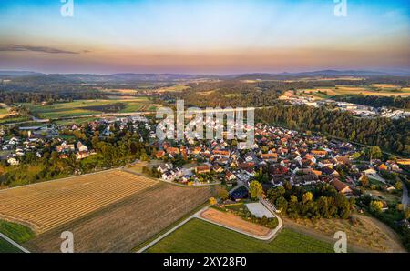 Andelfingen, Schweiz, 21. Juli 2024: Blick auf den Stadtteil Kleinandelfingen, der zur Bezirkshauptstadt Andelfingen im Zürcher Wein c gehört Stockfoto