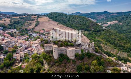 Chieti 2024. Aus der Vogelperspektive auf das Schloss Roccascalegna. Eine Festung lombardischen Ursprungs, die um 1200 erbaut wurde. August 2024, Abruzzen, Italien Stockfoto