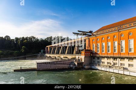 Glattfelden, Schweiz, 20. Juli 2024: Sicht auf das Kraftwerk Eglisau-Glattfelden. Der Rhein bildet die natürliche Grenze zwischen der Schweiz und Germa Stockfoto