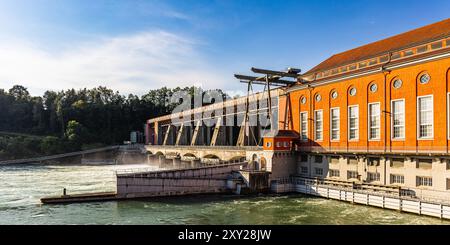 Glattfelden, Schweiz, 20. Juli 2024: Sicht auf das Kraftwerk Eglisau-Glattfelden. Der Rhein bildet die natürliche Grenze zwischen der Schweiz und Germa Stockfoto