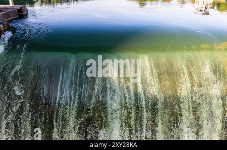 Glattfelden, Schweiz, 20. Juli 2024: Das Wasser fällt über die Schleusentore des Kraftwerks Eglisau-Glattfelden. Die Kraft ist spürbar. (Foto von Stockfoto