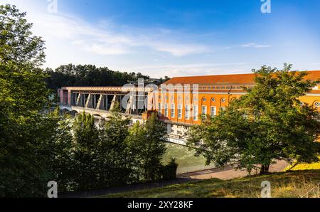 Glattfelden, Schweiz, 20. Juli 2024: Sicht auf das Kraftwerk Eglisau-Glattfelden. Der Rhein bildet die natürliche Grenze zwischen der Schweiz und Germa Stockfoto