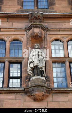 Statue von Ranulf Earl of Chester an der Fassade des Coventry Council House Stockfoto