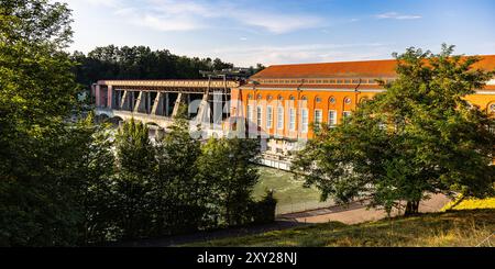 Glattfelden, Schweiz, 20. Juli 2024: Sicht auf das Kraftwerk Eglisau-Glattfelden. Der Rhein bildet die natürliche Grenze zwischen der Schweiz und Germa Stockfoto