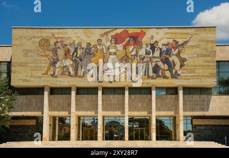 Tirana, Albanien-Mai 30 2024. National History Museum auf dem Skanderbeg Platz, Tirana. Es zeigt das albanische Mosaikgemälde, den albanischen sozialistischen Realismus Stockfoto