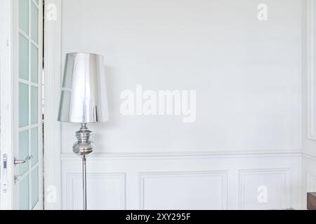 Nahaufnahme einer grauen Stehlampe an einer Betonwand, ideal zum Lesen im Wohnzimmer. Es gibt einen Ort zum Kopieren. Ein Ort für Ihr Design. Hochwertige Fotos Stockfoto