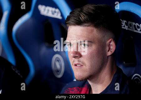 Neapel, Italien. August 2024. Emil Holm von Bologna FC sieht sich während des Serie A Enilive-Spiels zwischen SSC Napoli und Bologna FC am 25. August 2024 im Stadio Diego Armando Maradona in Neapel an. Credit: Giuseppe Maffia/Alamy Live News Stockfoto