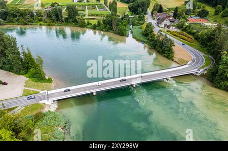Rüdlingen, Schweiz, 7. Juli 2024: Blick auf die Rüdlinger Rheinbrücke, die Rüdlingen in Schaffhausen und Flaach in Zürich verbindet. Die Brücke wa Stockfoto