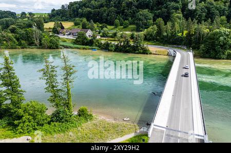 Rüdlingen, Schweiz, 7. Juli 2024: Blick auf die Rüdlinger Rheinbrücke, die Rüdlingen in Schaffhausen und Flaach in Zürich verbindet. Die Brücke wa Stockfoto