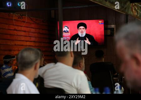 Beirut, Libanon. August 2024. Libanesen folgen der Rede der pro-iranischen Hisbollah Hassan Nasrallah in einem lokalen Café in Beirut. Nasrallah sagte, dass die Verzögerung bei der Vergeltung der Terrorgruppe für die Ermordung ihres Militärkommandeurs Fuad Shukur im Juli 30 auf die israelische und US-amerikanische Militäromobilisierung in der Region zurückzuführen sei. Er sagte auch, dass seine Partei die Auswirkungen ihres Raketen- und Drohnenangriffs auf israelische Militärziele früher am Tag bewerten werde, bevor sie entscheiden würde, ob sie weitere Angriffe durchführen würde. (Kreditbild: © Marwan Naamani/ZUMA Press Wire) NUR REDAKTIONELLE VERWENDUNG! Nein Stockfoto