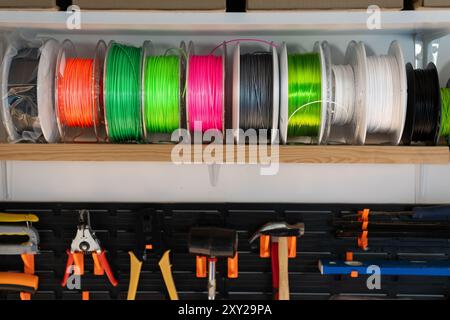 3D-Druck mit farbenfrohem Filament. Glühleitspulen. Werkzeugwand. Stockfoto