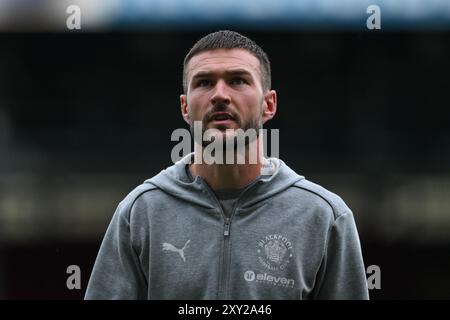 Richard O'Donnell von Blackpool kommt vor dem Carabao Cup Spiel Blackburn Rovers gegen Blackpool in Ewood Park, Blackburn, Großbritannien, 27. August 2024 (Foto: Craig Thomas/News Images) Stockfoto