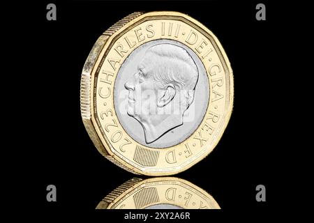 Die jüngste Münze, die im August 2024 in Großbritannien in Umlauf ist, ist die 2023 King Charles III £1 Münze mit einem Bienenmotiv auf der Rückseite. Stockfoto