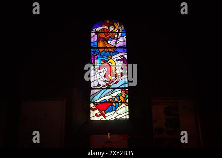 Bunte Glasmosaikfenster der Kirche in Mont Blanc, Chamonix Stockfoto