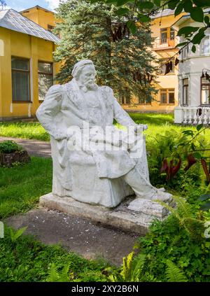 Dubna, Russland - 21. August 2023: Denkmal im Innenhof des Hauses, in dem der Künstler Yu.I. lebte. Sosin, Stadt Dubna, Region Moskau Stockfoto