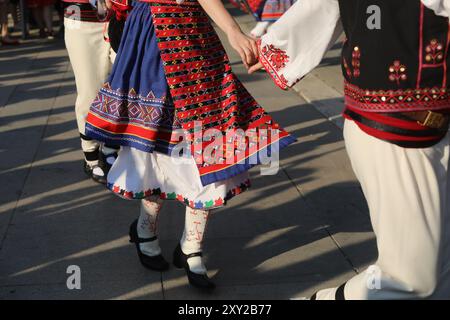 Festliche Prozession durch die Straßen von Sofia der Teilnehmer des Internationalen Folklorefestivals Vitosha Stockfoto