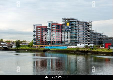 Neu errichtete Apartments säumen den Itchen River in Southampton und spiegeln modernes Design wider und bieten ein ruhiges Wohnen am Wasser. Stockfoto