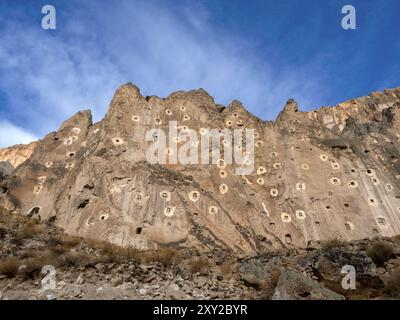 Soganli Valley atemberaubender malerischer Blick auf Rock-Cut-Häuser und Kreuzgänge an einem Blue Sky Day Stockfoto