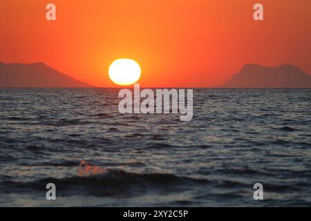 Nahaufnahme von leerem Himmel und Sonne für Kopierraum. Die spektakuläre Aussicht auf den Sonnenuntergang war atemberaubend, mit der Sonne, die hinter den Wolken auf dem Horizont unterging Stockfoto