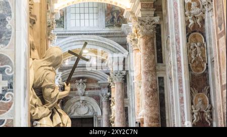 Atemberaubendes Interieur und Architektur des Vatikans: Ein detaillierter Blick auf das majestätische Design und die Kunstfertigkeit Stockfoto