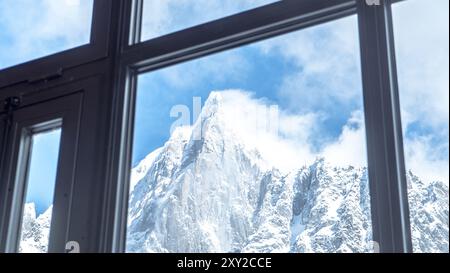 Atemberaubende Aussicht auf den schneebedeckten Berg in Chamonix mit sonnigem Himmel und Wind von innen Stockfoto