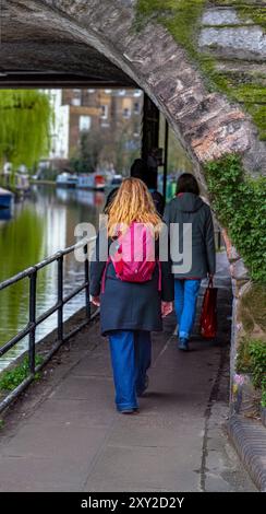 Freunde Spaziergang durch einen viktorianischen Tunnel entlang der Regent's Canal Promenade im Wohnviertel Maida Vale, London, W Stockfoto