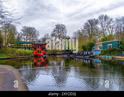 Chinesisches Restaurant mit rotem Holzboot im Wohnviertel Regents Park von Maida Vale in London am Regent Canal mit schmaleren Booten Stockfoto