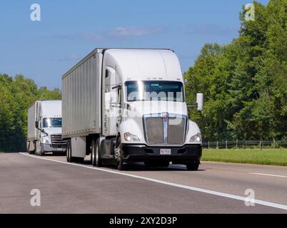 Knoxville, Tennessee, USA – 20. August 2024: Horizontale Aufnahme von zwei weißen Halbzeugen, die im Sommer auf einer interstate in Tennessee unterwegs sind. H Stockfoto