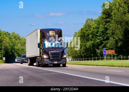 Knoxville, Tennessee, USA – 20. August 2024: Horizontale Aufnahme einer USV von United Parcel Service, die auf einer Tennessee interstate unterwegs ist. Hitzewelle Stockfoto