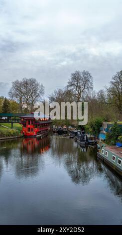 Das chinesische Restaurant Feng Shang Prinzessin mit rotem Boot im Londoner Wohnviertel Regents Park Maida Vale am Regent Canal mit mehr Ho Stockfoto