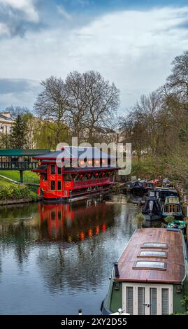 Das chinesische Restaurant Feng Shang Prinzessin mit rotem Boot im Londoner Wohnviertel Regents Park Maida Vale am Regent Canal mit mehr Ho Stockfoto