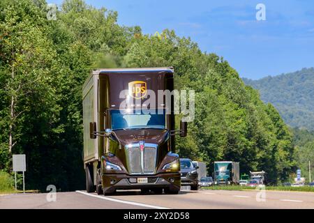 Knoxville, Tennessee, USA – 20. August 2024: Horizontale Aufnahme einer USV von United Parcel Service, die eine Tennessee interstate auf einer heißen S reist Stockfoto