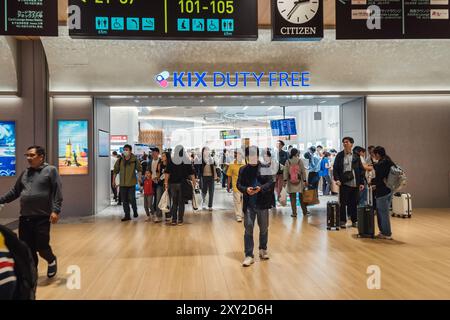 Osaka, Japan - 05.13.2024: Passagiere im Duty-Free-Einkaufsviertel am Kansai International Airport. Stockfoto