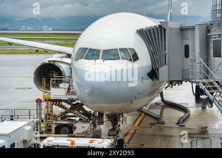 Ein Passagierflugzeug, das mit der Jet Bridge oder der Boarding Bridge am Kansai International Airport in Osaka, Japan, verbunden ist. Stockfoto