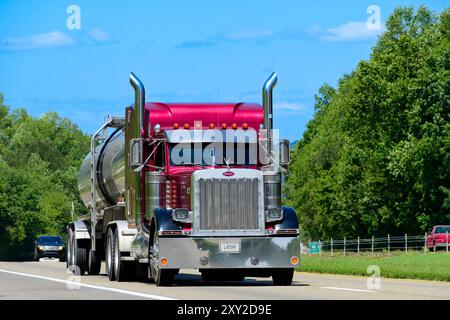 Knoxville, Tennessee, USA – 20. August 2024: Horizontale Aufnahme eines achtzehn-rädrigen Kraftstofftransporters auf einer Tennessee interstate. Hitzewellen ris Stockfoto