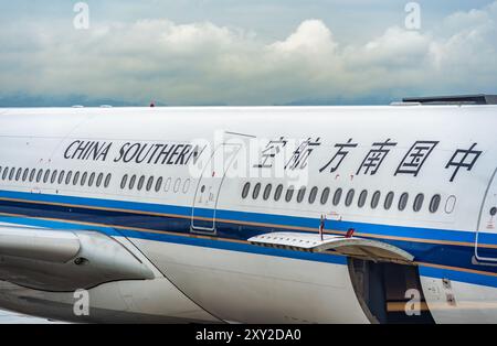 Osaka, Japan - 05.13.2024: Nahaufnahme eines Flugzeugs des Airbus A330-323 von China Southern Airlines am Flughafen Kansai International Stockfoto