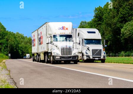 Knoxville, Tennessee, USA – 20. August 2024: Horizontale Aufnahme einer langen Strecke des Sommerverkehrs auf einem stark befahrenen interstate Highway. Hitzewellen steigen auf Stockfoto